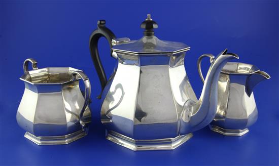 A George V three piece silver tea set by Mappin & Webb, gross 31.5 oz.